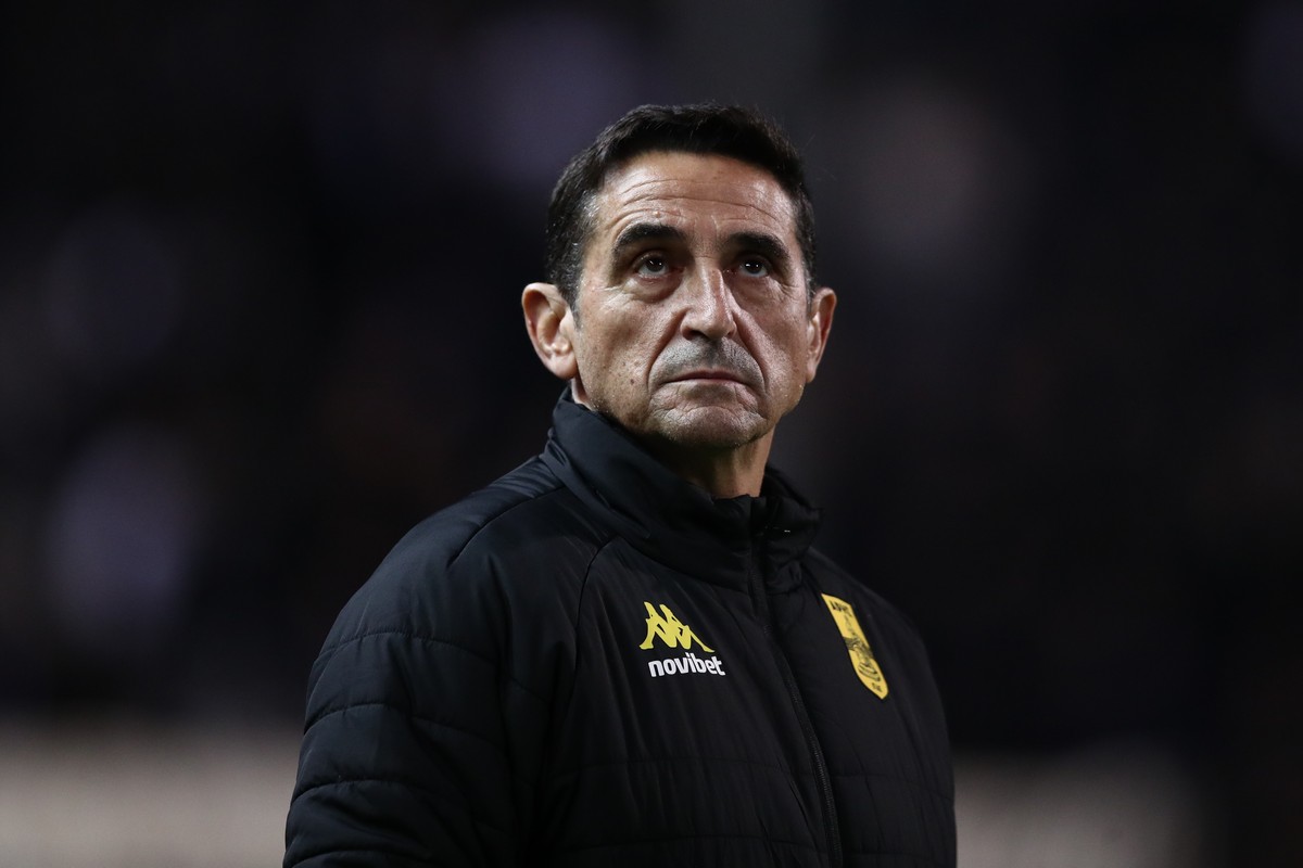 Ανατροπή με Χιμένεθ που πήγε στη συνέντευξη Τύπου – Δεν δέχθηκε ερωτήσεις