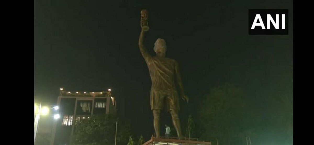 Ινδία: Αποκαλύφθηκε εντυπωσιακό άγαλμα-κολοσσός προς τιμήν του Μέσι (VIDEO)