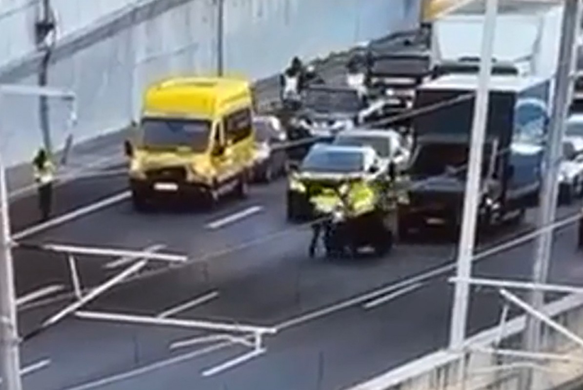 Αναβάτης παρέσυρε τροχονόμο προσπαθώντας να σπάσει μπλόκο (VIDEO)