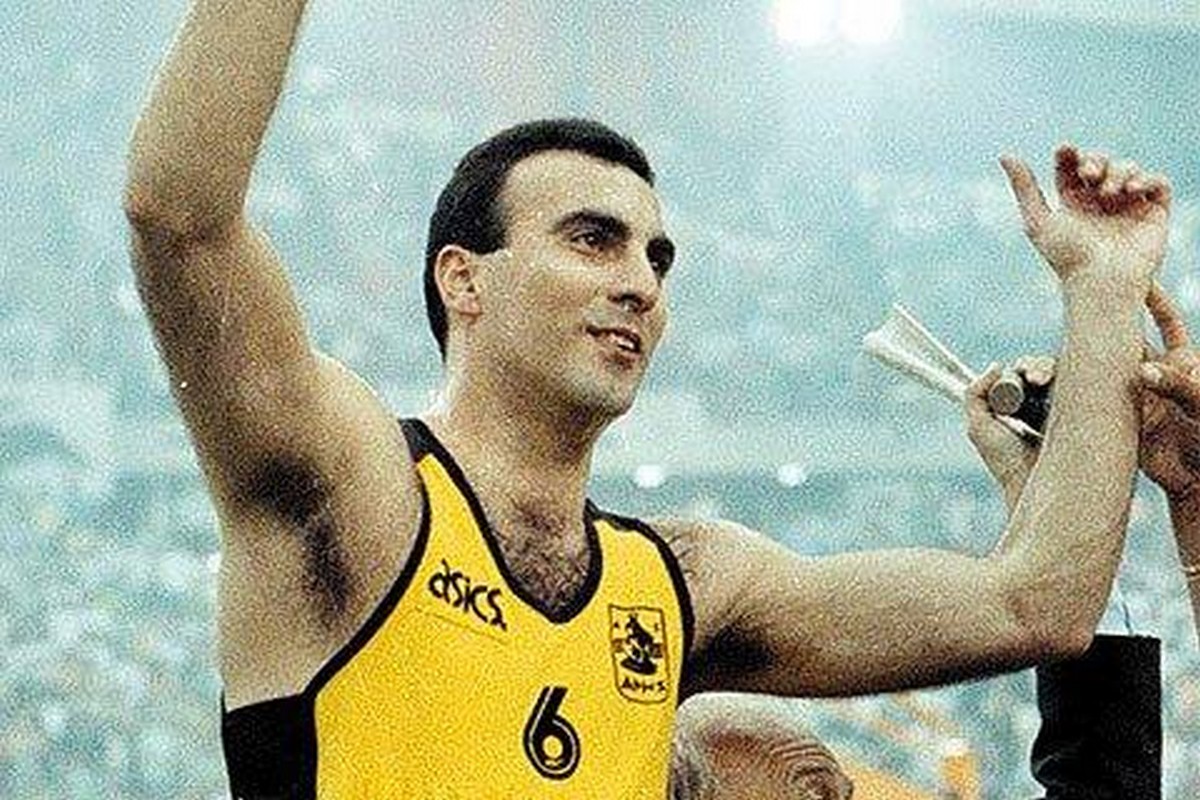 Η μέρα που άλλαξε το ελληνικό μπάσκετ – Ο Νίκος Γκάλης κάνει ντεμπούτο με τη φανέλα του Άρη (VIDEO)