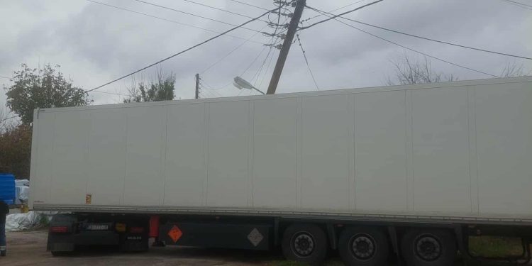 Ατύχημα με νταλίκα που μετέφερε πυρομαχικά του στρατού (ΦΩΤΟ)