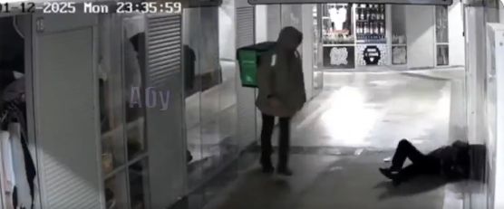 Βίντεο – σοκ: Ντελιβεράς κλωτσάει ηλικιωμένη στο κεφάλι