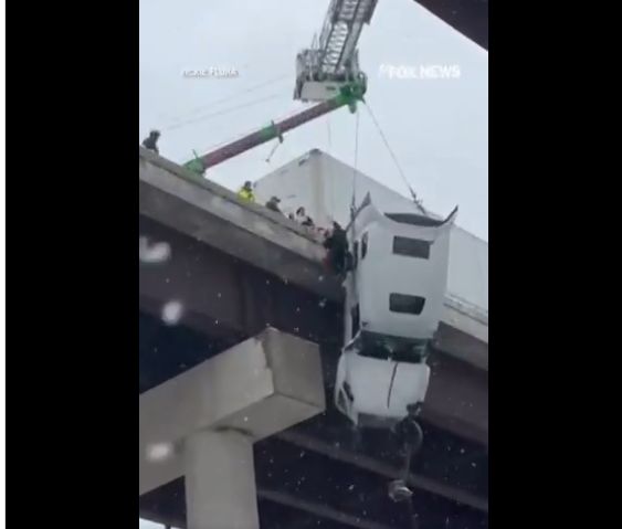Διασώστες έσωσαν οδηγό νταλίκας που κρεμόταν για ώρες από γέφυρα  (VIDEO)