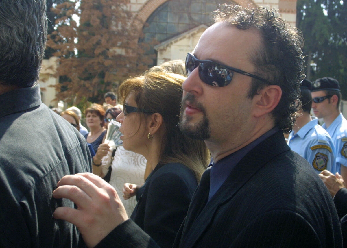 Ο Γιάννης Παπαμιχαήλ ισχυρίζεται πως μιλάει στο messenger με τη Μαράια Κάρεϊ