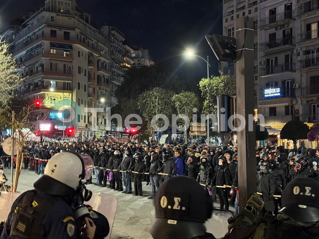 Θεσσαλονίκη: Σε εξέλιξη η πορεία για την επέτειο της δολοφονίας Γρηγορόπουλου – 10 προσαγωγές πριν την έναρξη της (ΦΩΤΟ-VIDEO)