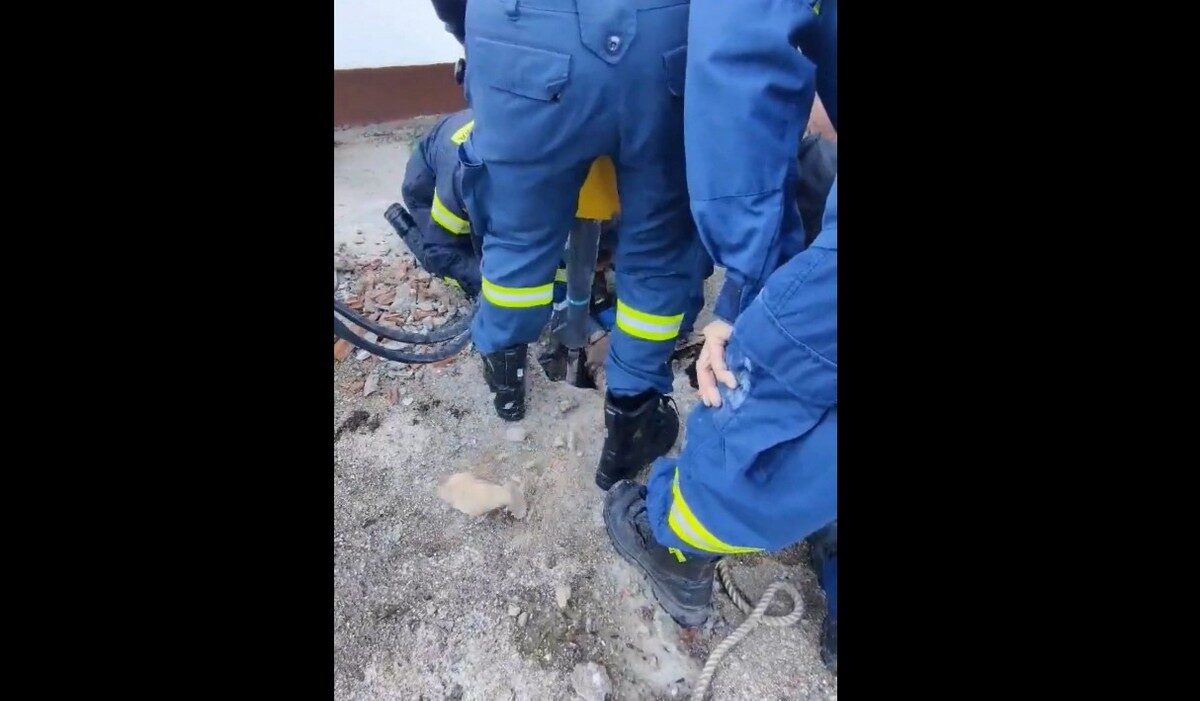 Η στιγμή της διάσωσης δίχρονου αγοριού που έπεσε σε βόθρο (VIDEO)