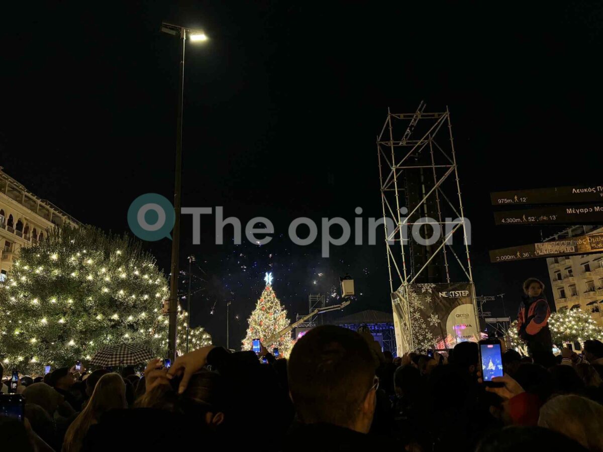 «Πλημμύρισε» η Αριστοτέλους για το άναμμα του χριστουγεννιάτικου δέντρου με τον Αντώνη Ρέμο στη σκηνή (ΦΩΤΟ+VIDEO)