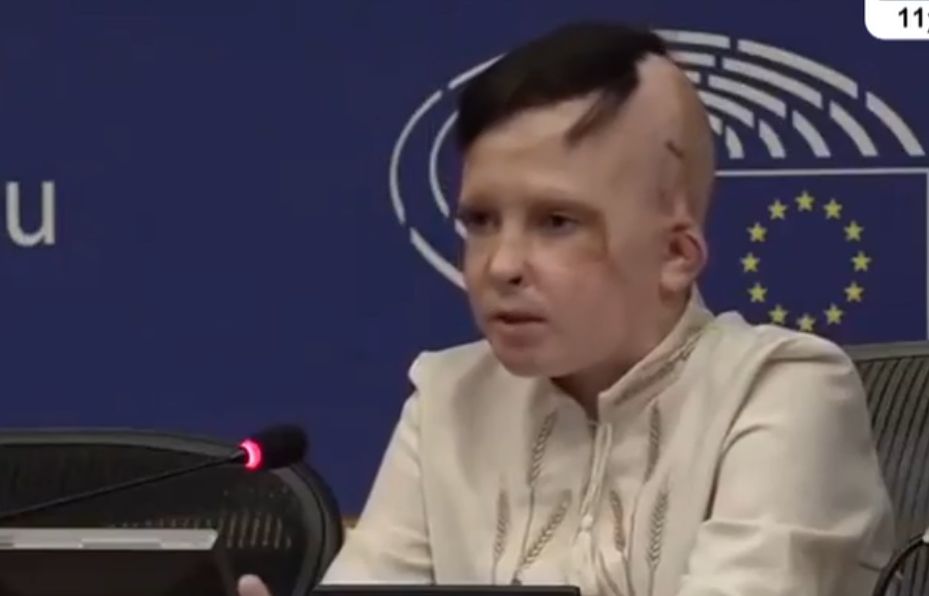 Ο 11χρονος Ρόμαν που έκανε το Ευρωκοινοβούλιο να… δακρύσει – «Ήταν η τελευταία φορά που είδα τη μαμά μου» (VIDEO)
