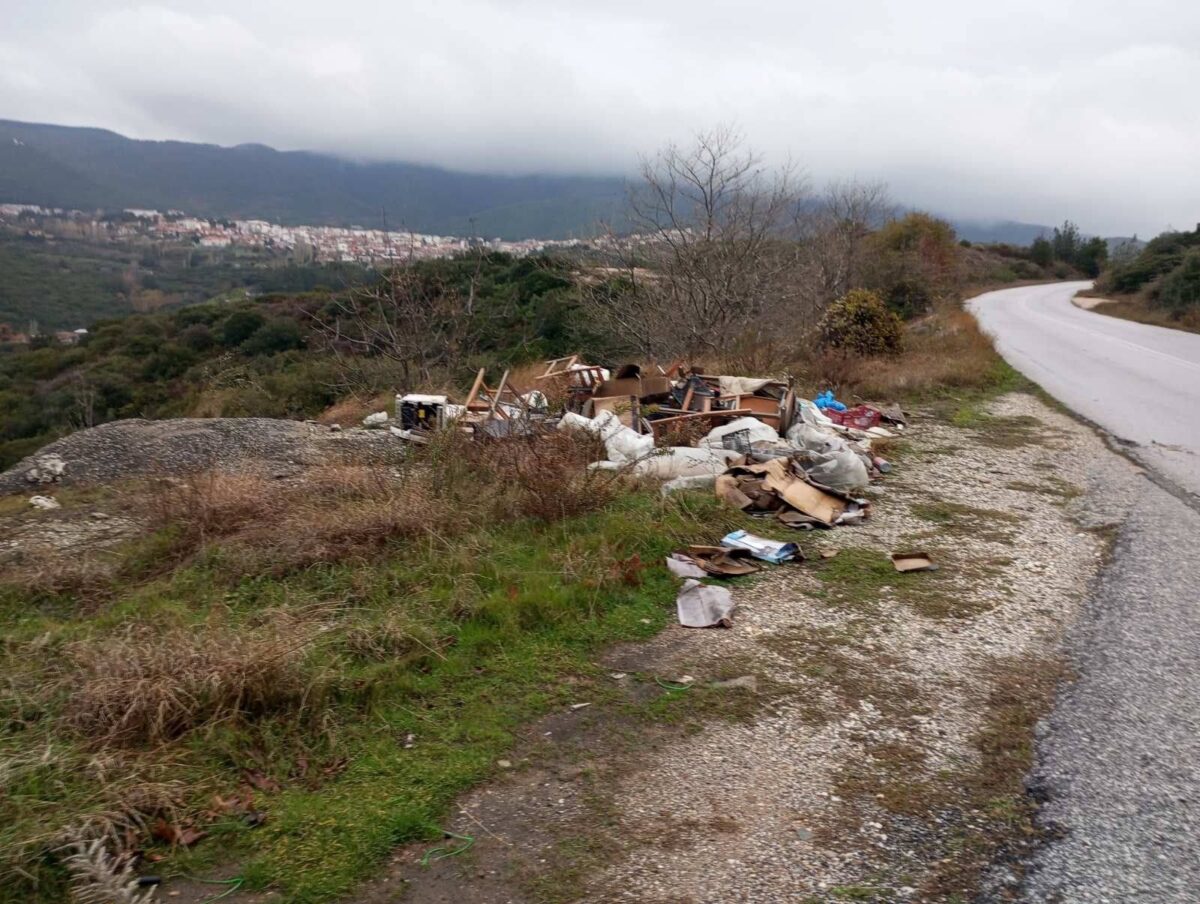 Ασυνείδητος πέταξε σκουπίδια σε δρόμο της Χαλκιδικής