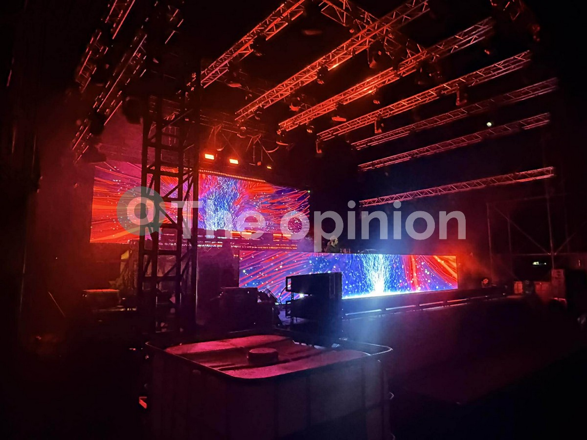 Εν αναμονή της αλλαγής του χρόνου οι Θεσσαλονικείς – Εκατοντάδες κόσμου στο κέντρο της πόλης (ΦΩΤΟ-VIDEO)