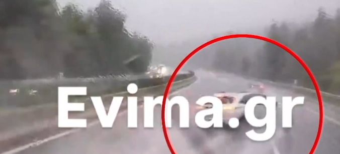 Σοκαριστικό βίντεο: Οδηγός χάνει τον έλεγχο του ΙΧ και καρφώνεται σε προστατευτικές μπάρες