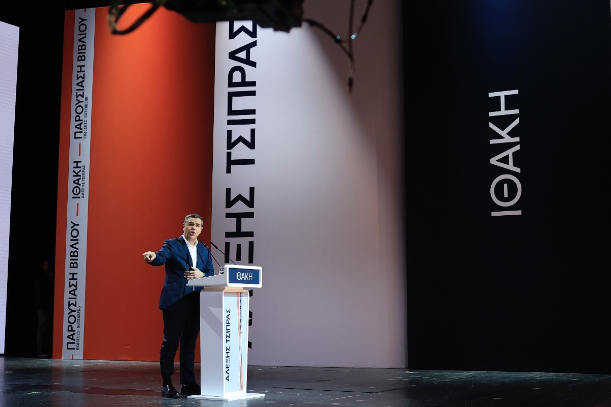 Τσίπρας στο Παλλάς: Ο Αρχηγός στο βήμα, ο λαός στην πλατεία, τα στελέχη στον εξώστη