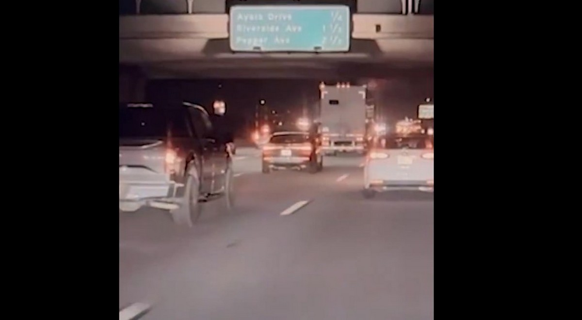 ΗΠΑ: Απίστευτη… πτήση αγροτικού πάνω από αυτοκινητόδρομο (VIDEO)