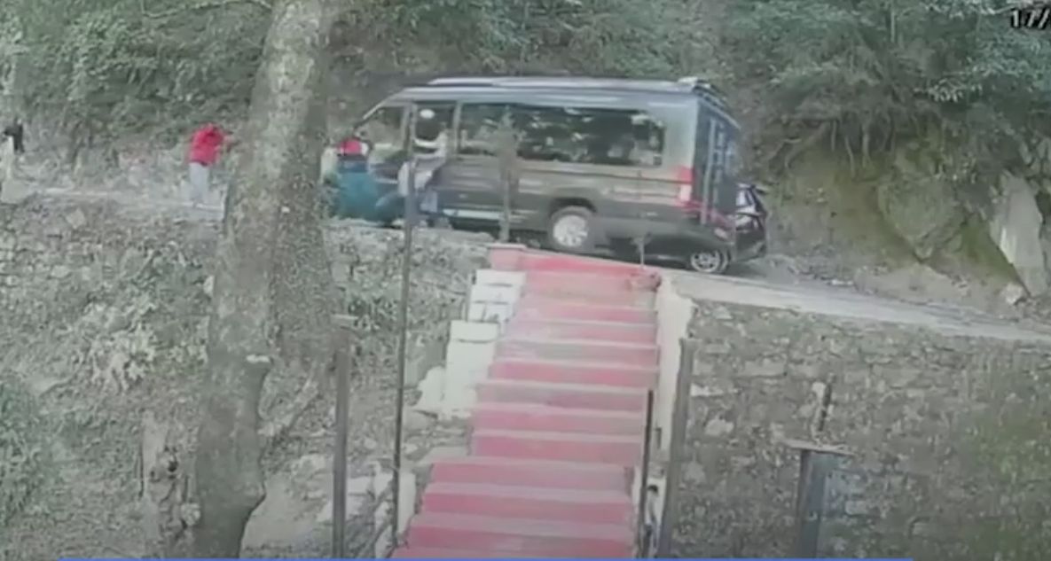 Ινδία: Επιβάτες «βουτάνε» από βανάκι που κατρακυλάει στον γκρεμό (VIDEO)