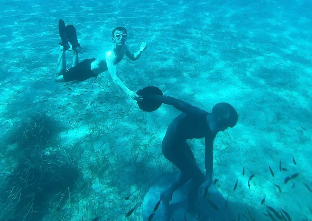 Βύθισε άγαλμα στην Χαλκιδική για να τρολάρει τους αρχαιολόγους στο μέλλον