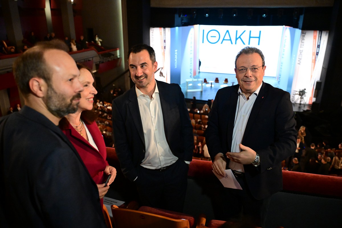 «Πήγα στο Παλλάς για δύο λόγους» – Η απάντηση Χαρίτση για τη βιβλιοπαρουσίαση του Τσίπρα