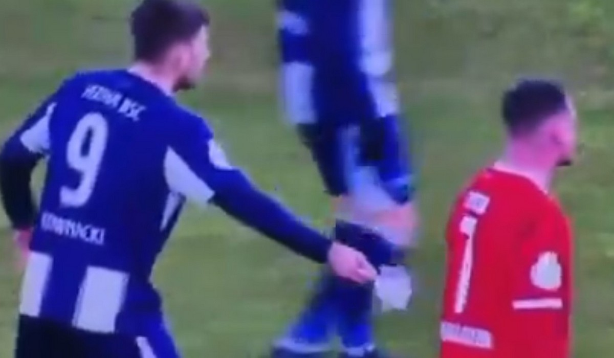 Έπος: Παίκτης έκλεψε από αντίπαλο χαρτάκι με τις οδηγίες του προπονητή (VIDEO)