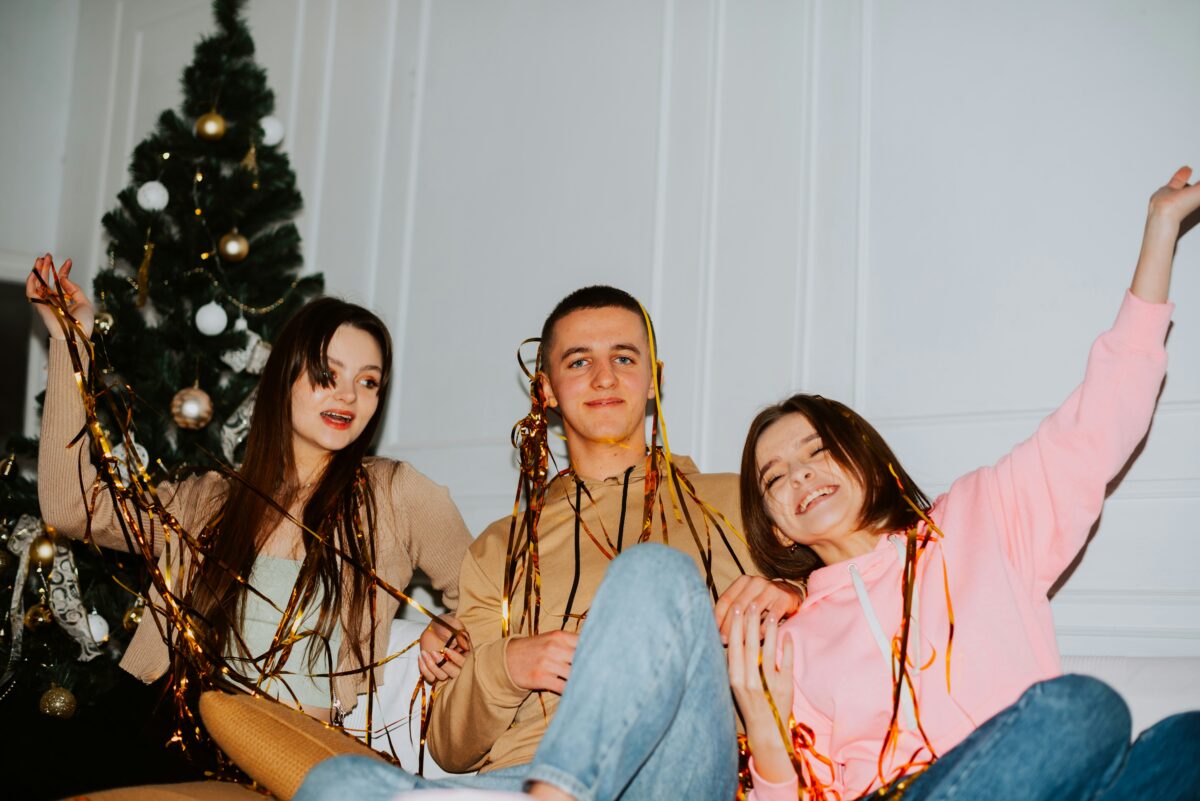 Γιορτές χωρίς οικογένεια: Πώς η Gen Z δημιουργεί δικούς της εναλλακτικούς κύκλους