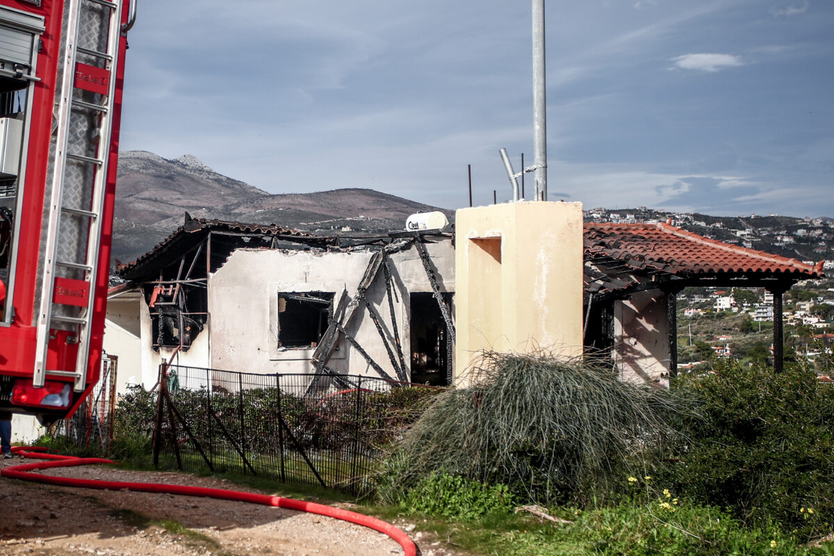 Τραγωδία στην Αττική: Ένας νεκρός μετά από φωτιά σε μονοκατοικία στη Ραφήνα (ΦΩΤΟ)