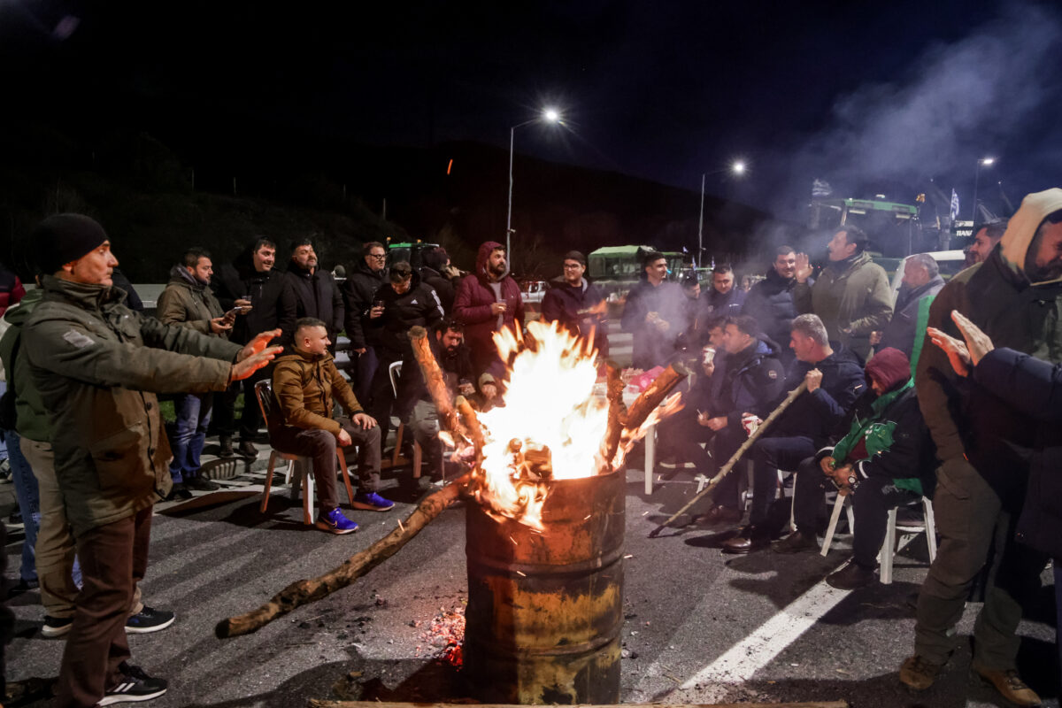 Όταν ο ένας μπαίνει στις γαλότσες ή στα… σκαρπίνια του άλλου