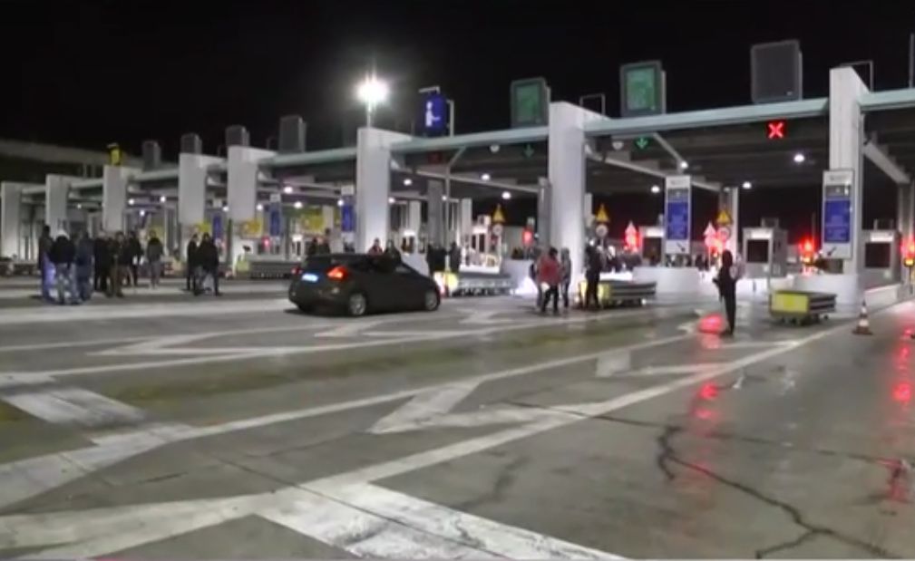 Οι αγρότες της Πάτρας ανοίγουν τα διόδια στο Ρίο (VIDEO)