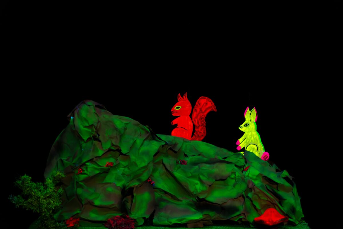 «Ο Σποράκος και το Ταξίδι της Καρδιάς»: Μια σύγχρονη θεατρική παράσταση με την τεχνική του Μαύρου Θεάτρου