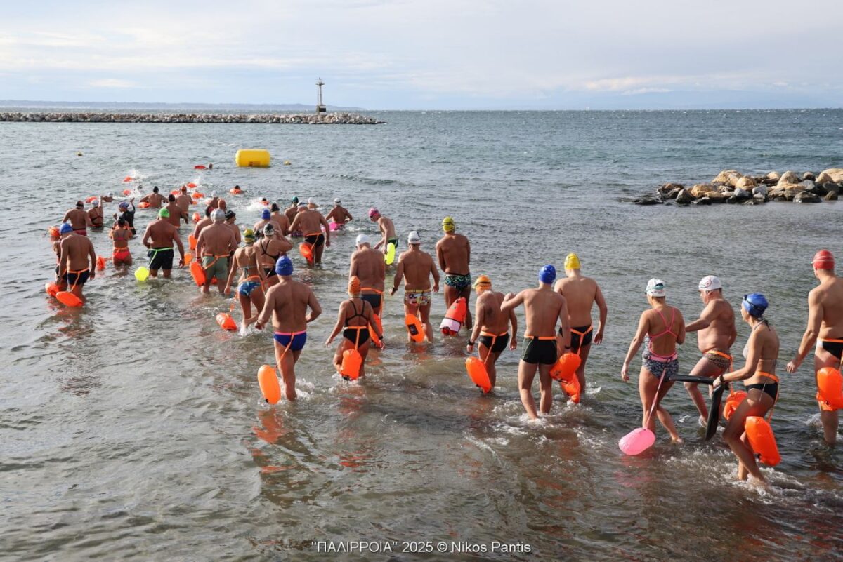 Δεκάδες με το μαγιό στο Θερμαϊκό σε θερμοκρασίες… Γροιλανδίας
