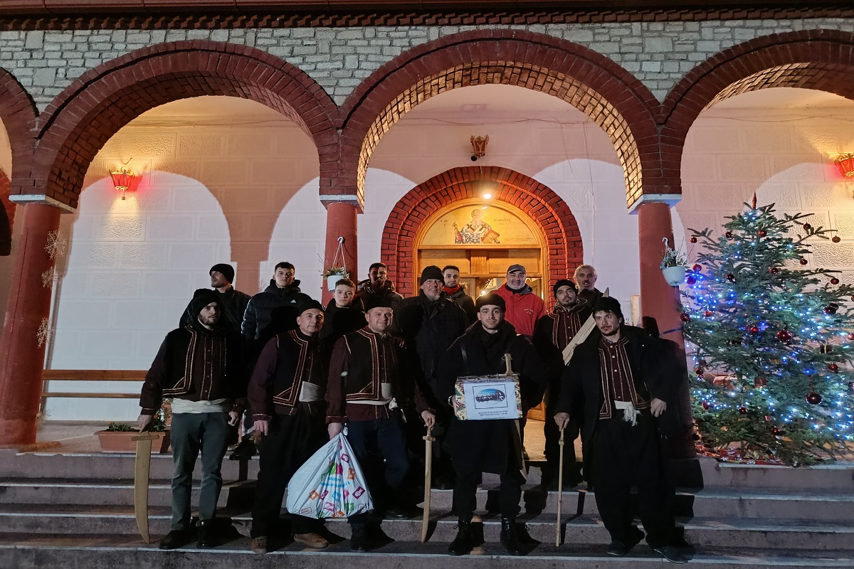 Θεοφάνεια: Στο Παλαιόκαστρο Χαλκιδικής αναβιώνει το έθιμο των Φωταρών