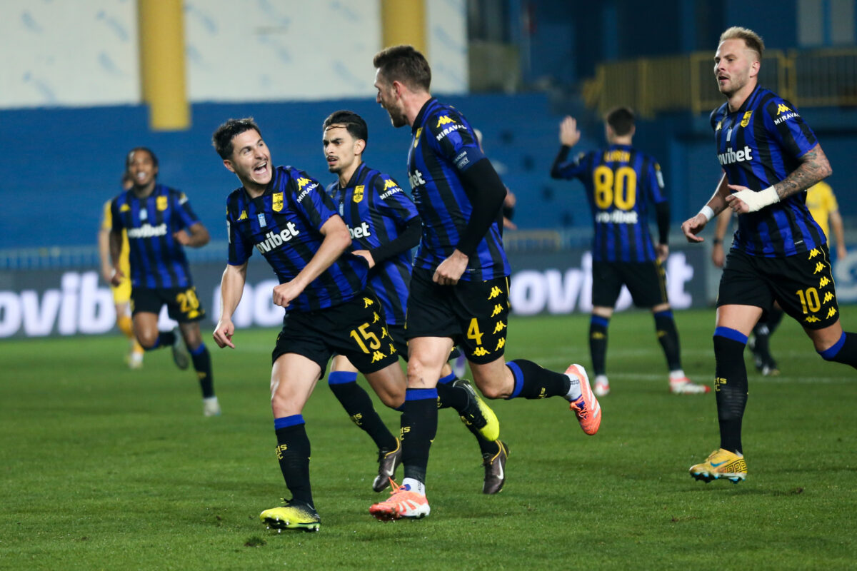 «Απόδραση» Άρη από το Αγρίνιο κόντρα στον Παναιτωλικό των 10 παικτών