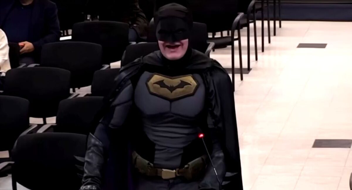Άντρας ντυμένος Μπάτμαν… «μπούκαρε» σε δημοτικό συμβούλιο των ΗΠΑ (VIDEO)