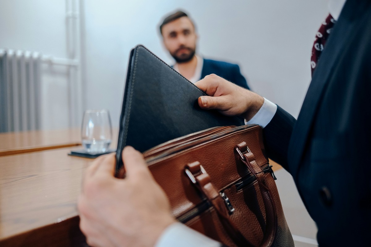 Πώς ο χαρτοφύλακας επέστρεψε ως απόλυτο ανδρικό αξεσουάρ