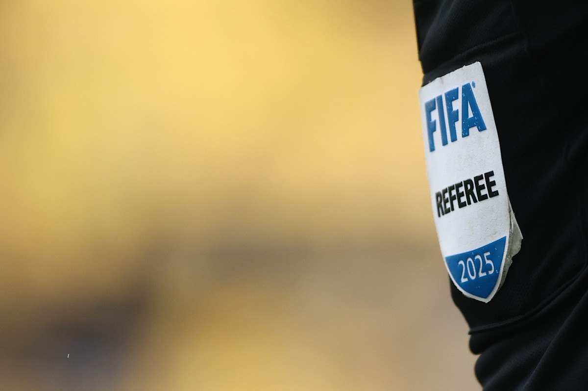 Η νεαρή διαιτητής που… «τραβάει» τα βλέμματα σε κάθε αγώνα (ΦΩΤΟ)