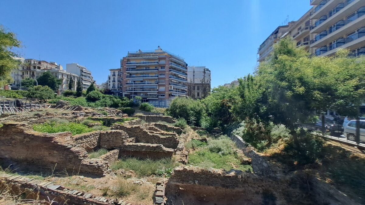 Η Πλατεία που χάθηκε και η υπόσχεση που γερνάει