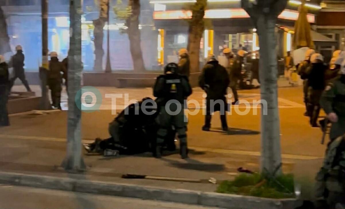Τι λέει η ΕΛ.ΑΣ για την ένταση στο κέντρο της Θεσσαλονίκης – 3 τραυματίες αστυνομικοί, 4 συλλήψεις (ΦΩΤΟ)