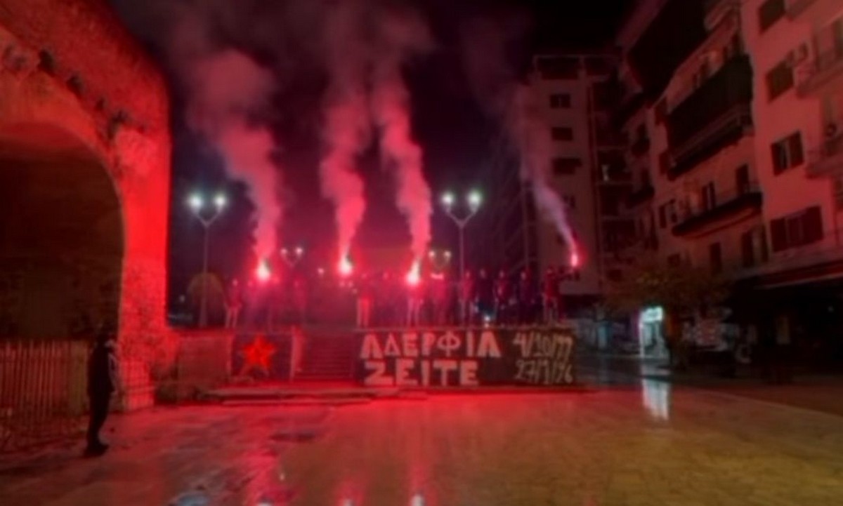 Η Θύρα 4 τίμησε τη μνήμη των επτά οπαδών του ΠΑΟΚ με πυρσούς στην Καμάρα (VIDEO)