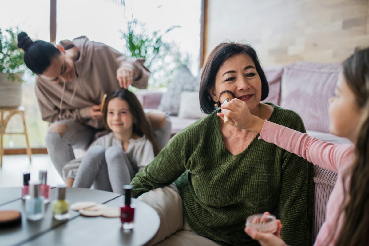Το μικρό hack που φωτίζει τα μάτια μετά τα πενήντα
