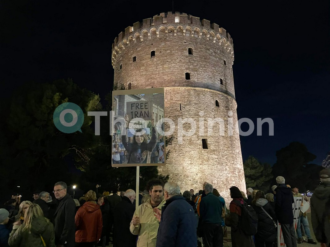 Συγκέντρωση συμπαράστασης στον λαό του Ιράν στον Λευκό Πύργο – Σε εξέλιξη η κινητοποίηση στη Θεσσαλονίκη (ΦΩΤΟ)