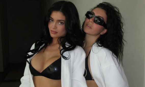 Η Κάιλι Τζένερ και η Charli XCX με μαύρα εσώρουχα στα γυρίσματα νέας ταινίας (ΦΩΤΟ)