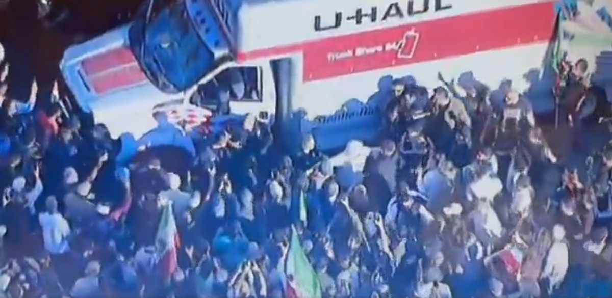 Λος Άντζελες: Φορτηγό έπεσε πάνω σε πλήθος που διαδήλωνε κατά του ιρανικού καθεστώτος (VIDEO)