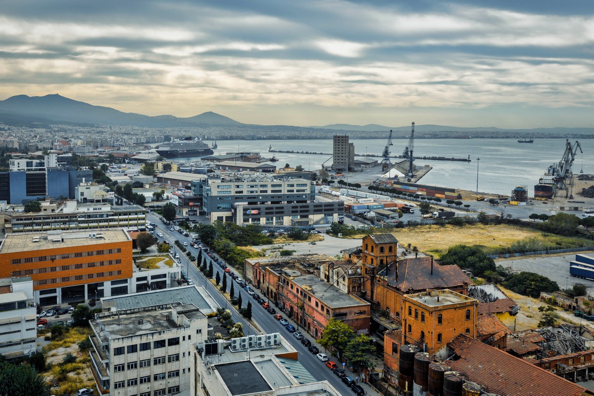 Συμβολισμοί με φόντο τις γερανογέφυρες στο Λιμάνι