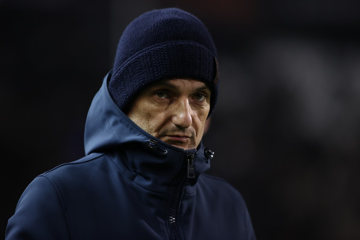 Έφτασε στη Ρουμανία ο Ραζβάν Λουτσέσκου – «Είναι μια δύσκολη κατάσταση»