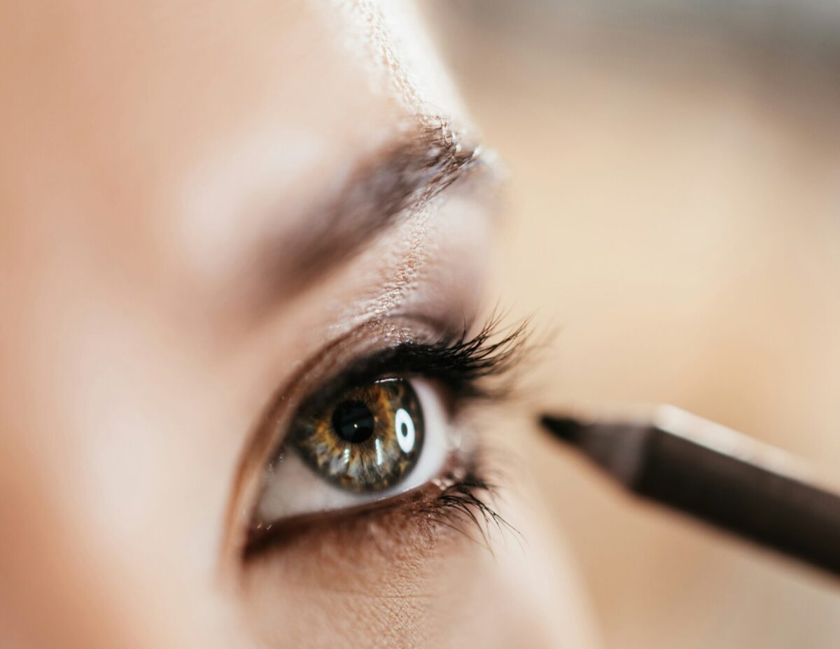 Πως με ένα καφέ μολύβι θα σώσεις το μακιγιάζ σου