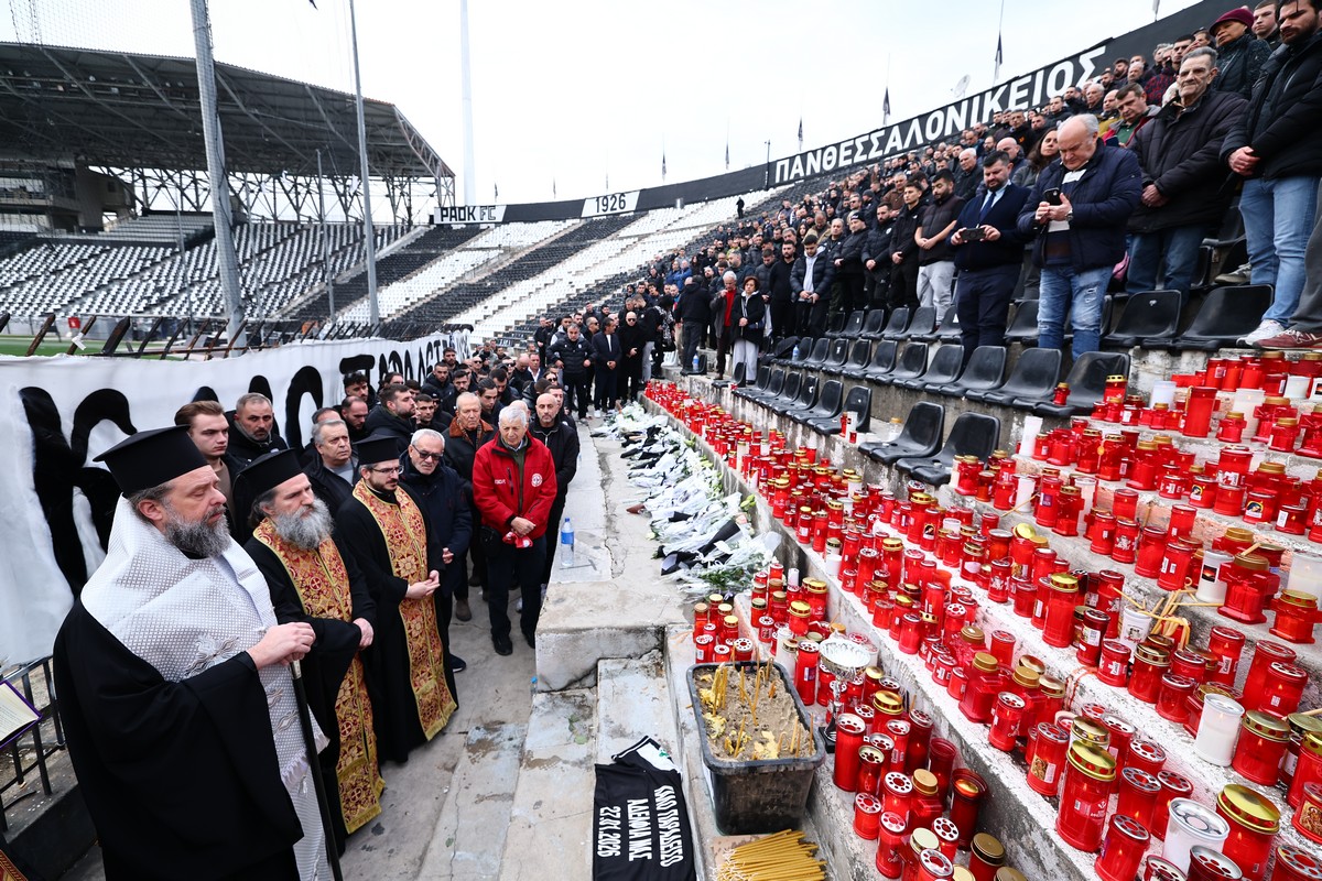 «Ράγισαν» και τα τσιμέντα στην Τούμπα στην επιμνημόσυνη δέηση (ΦΩΤΟ)