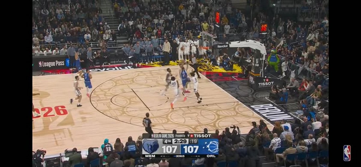 Ασύλληπτο κάρφωμα στο NBA: Παίκτης «πέταξε» πάνω από τέσσερις αντιπάλους (VIDEO)