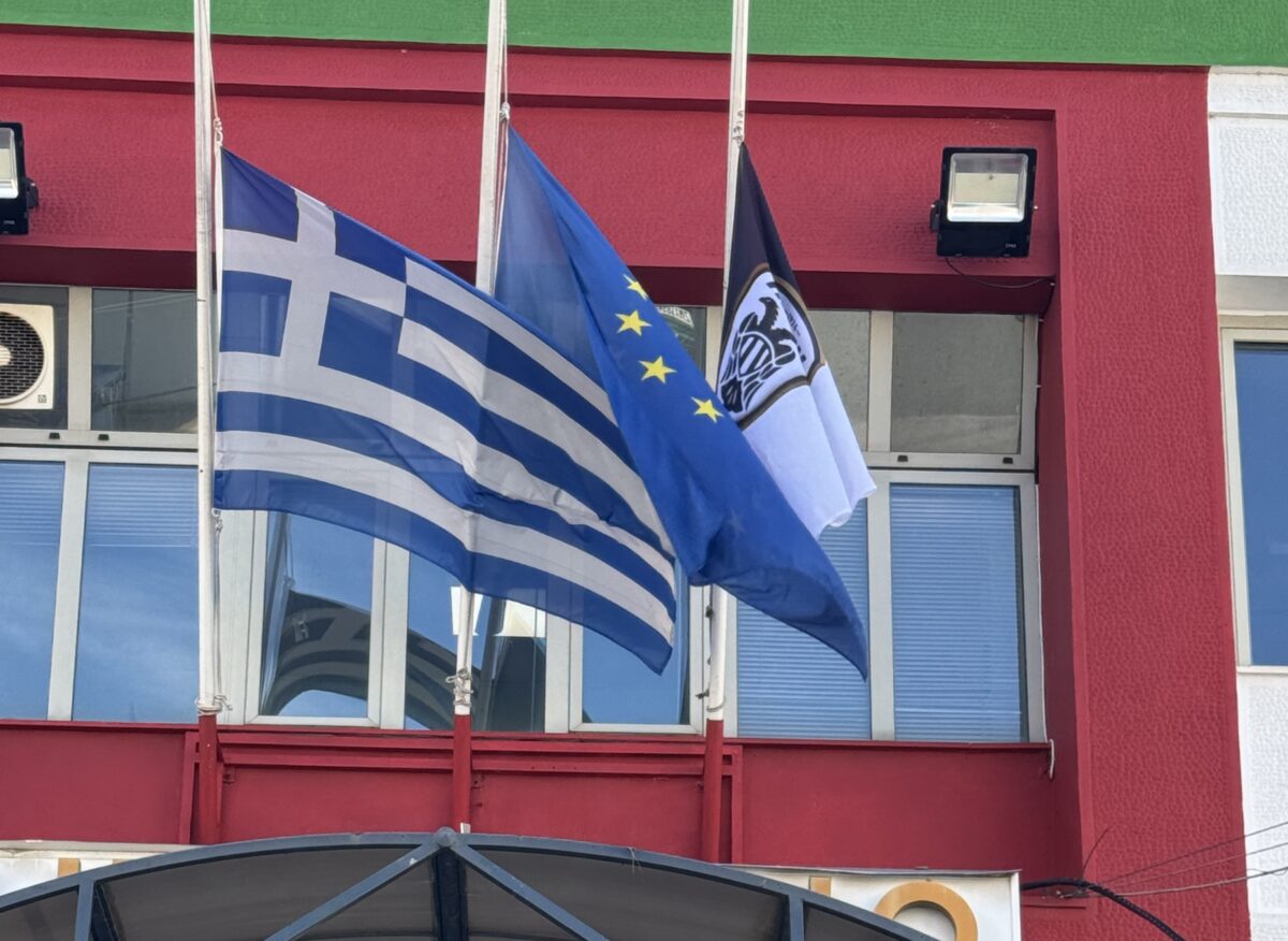 Τραγωδία με τους φίλους του ΠΑΟΚ: Μεσίστια η σημαία στο δημαρχείο Νεάπολης-Συκεών