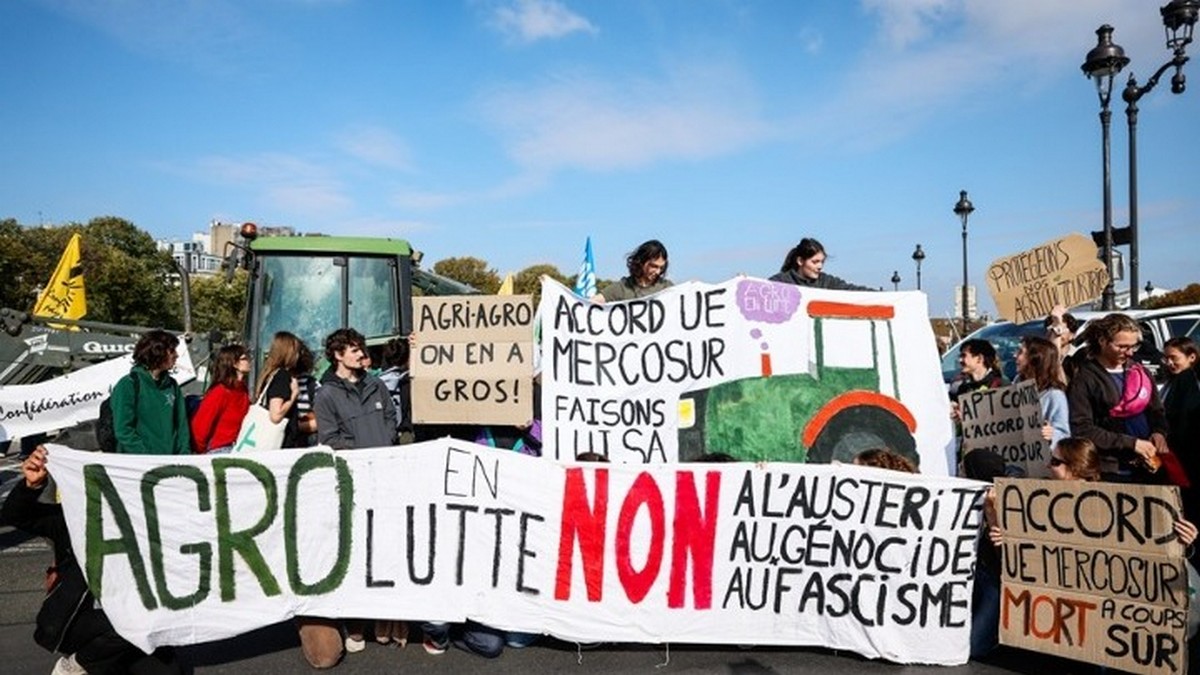 Παρίσι: Στον Πύργο του Άιφελ τα τρακτέρ των αγροτών που διαδηλώνουν