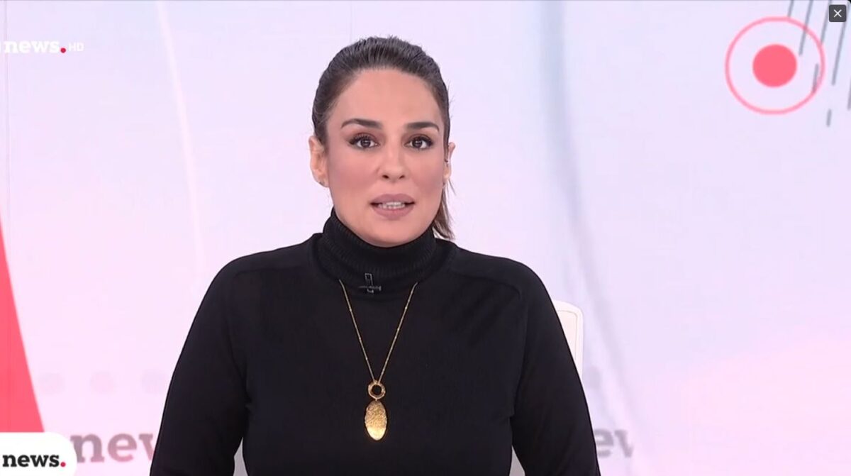 Δημοσιογράφος της ΕΡΤ «έσπασε» σε λυγμούς στον αέρα ανακοινώνοντας το θάνατο του φίλου και σκηνοθέτη της (VIDEO)