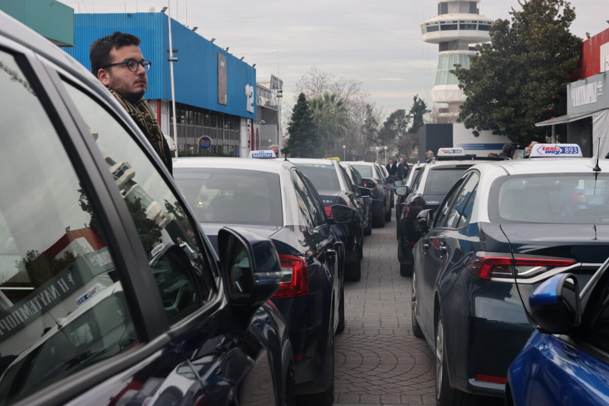 Πορεία ταξί στη Θεσσαλονίκη στο πλαίσιο της 48ωρης απεργίας (ΦΩΤΟ)