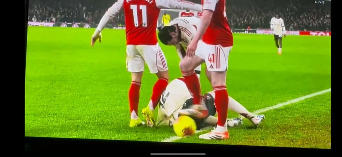 Premier League: Θύελλα αντιδράσεων για την ενέργεια του Μαρτινέλι στο τέλος του αγώνα (VIDEO)