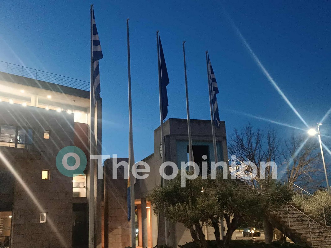 Μεσίστιες οι σημαίες στο δημαρχείο Θεσσαλονίκης για τα αδικοχαμένα παιδιά του ΠΑΟΚ